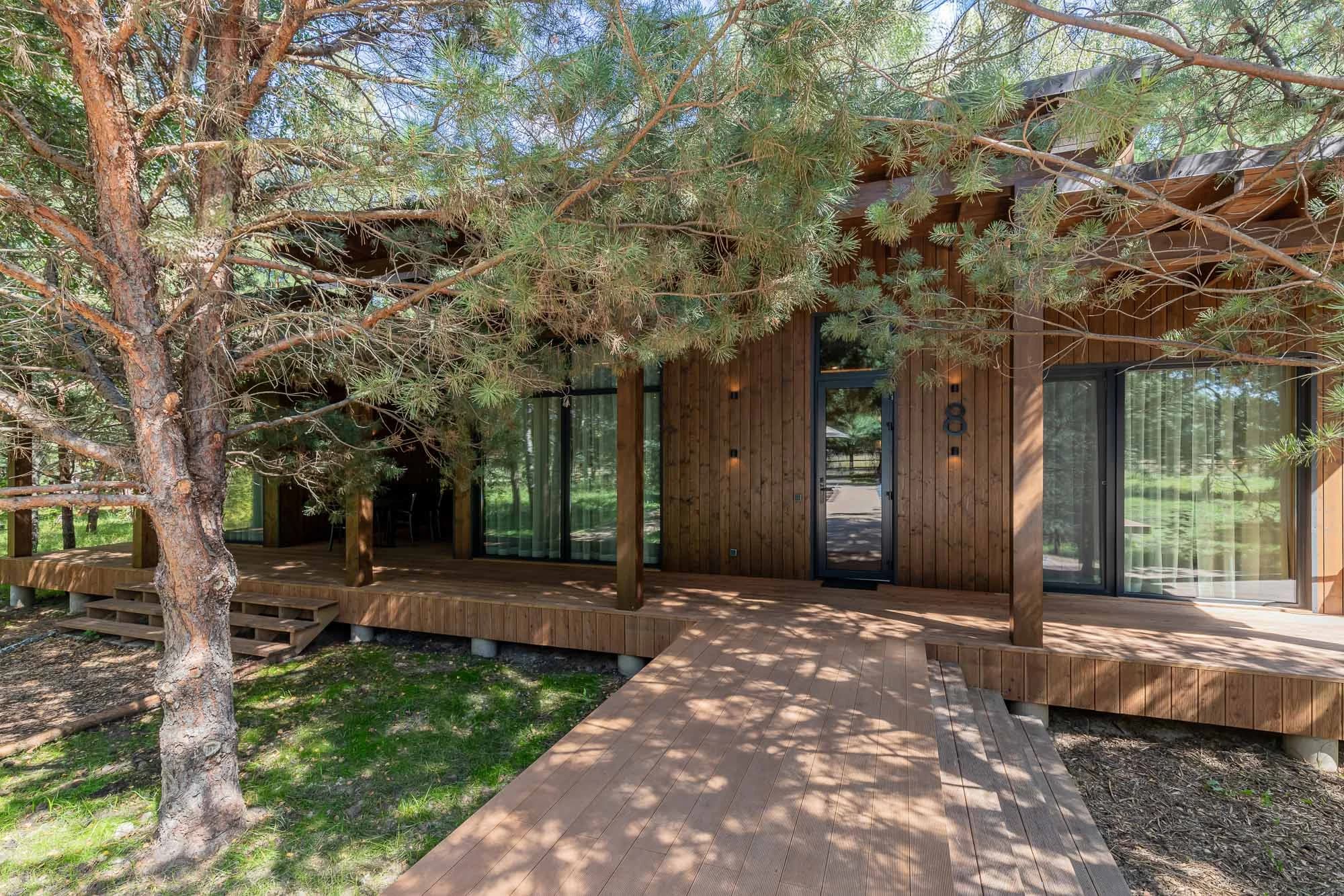 Lodge Premium outside summer