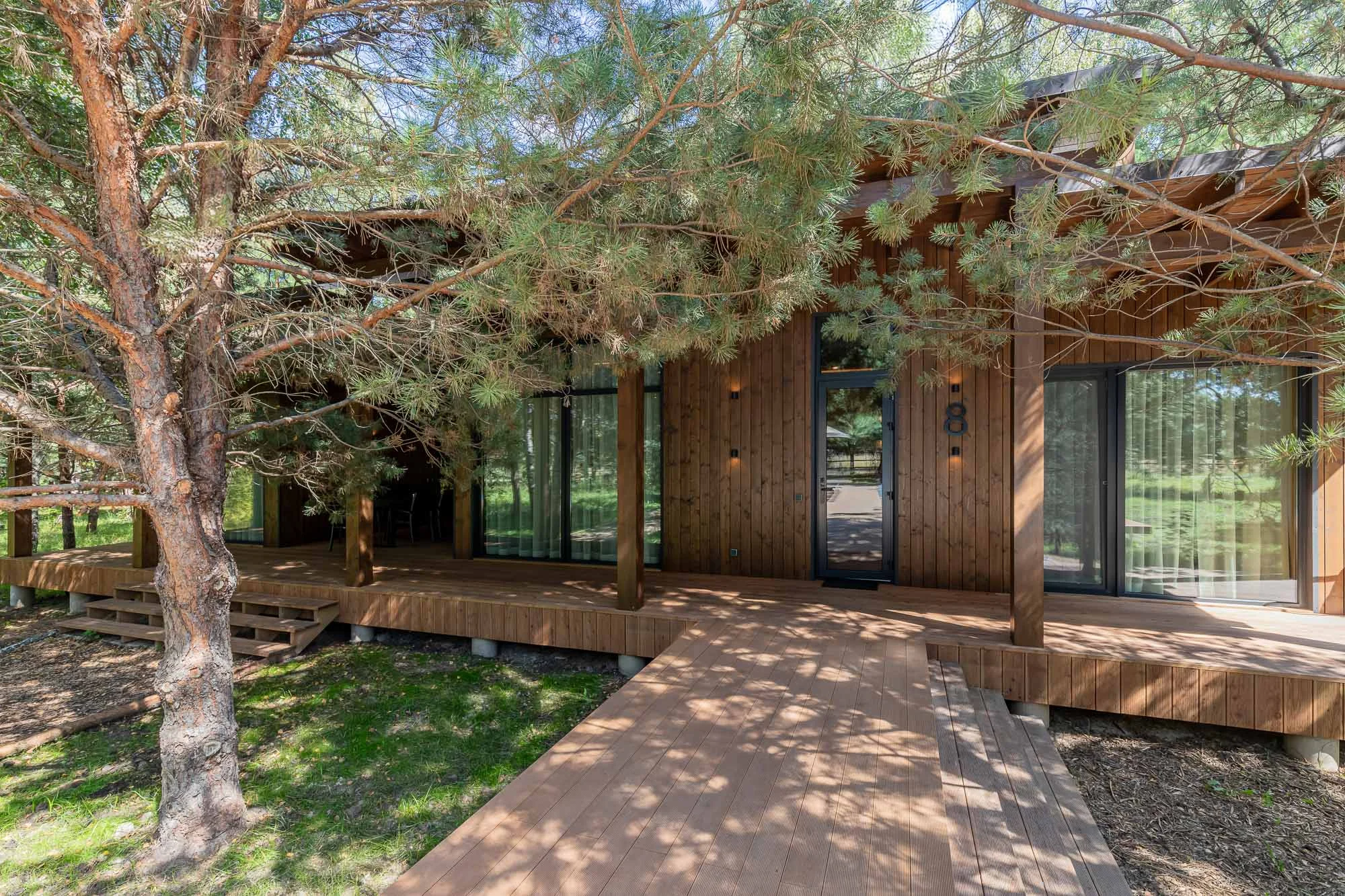 Lodge Premium outside summer