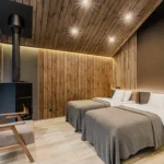 Лоджія зсередини. 2 ліжка, камін