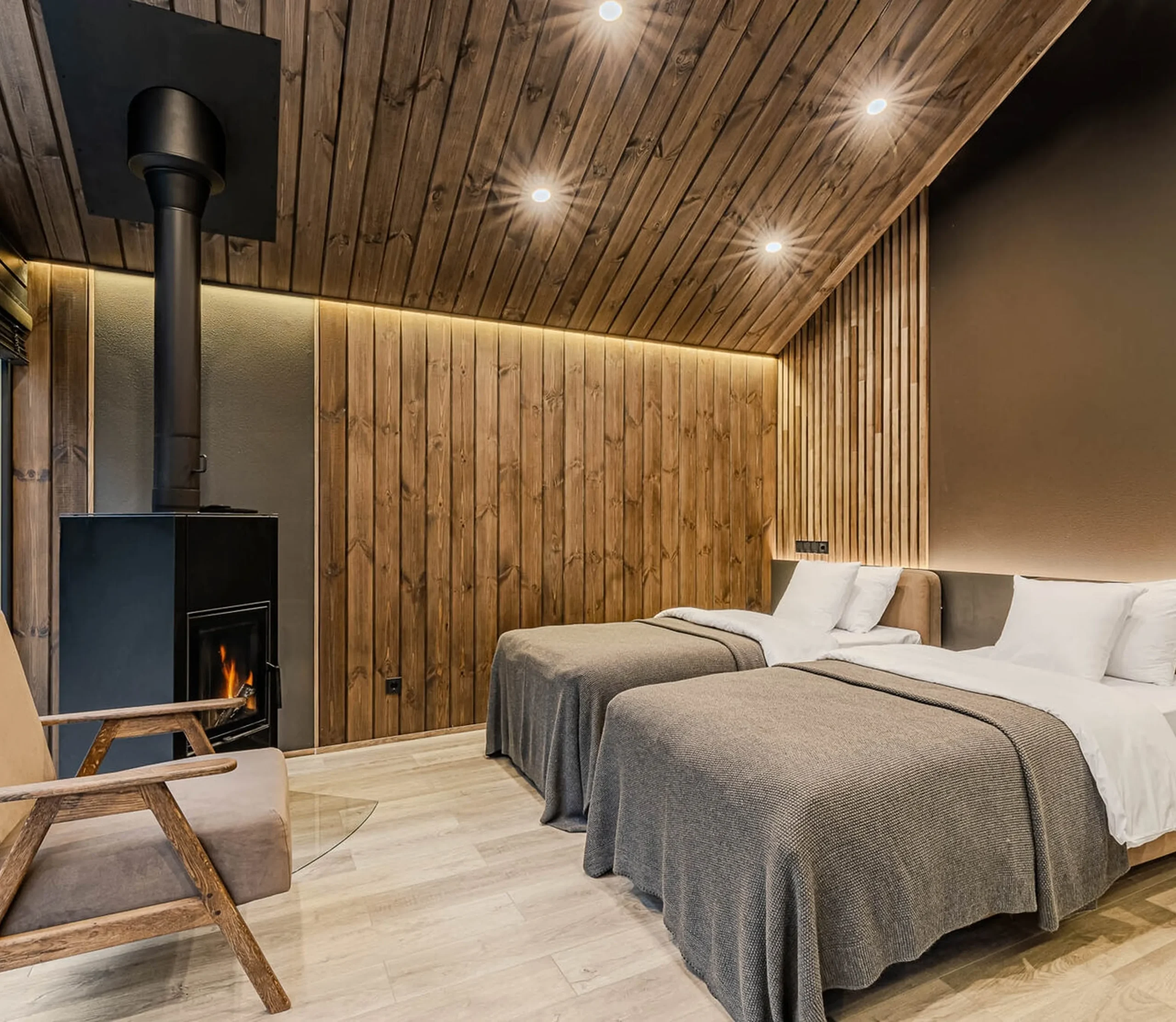 Лоджія зсередини. 2 ліжка, камін