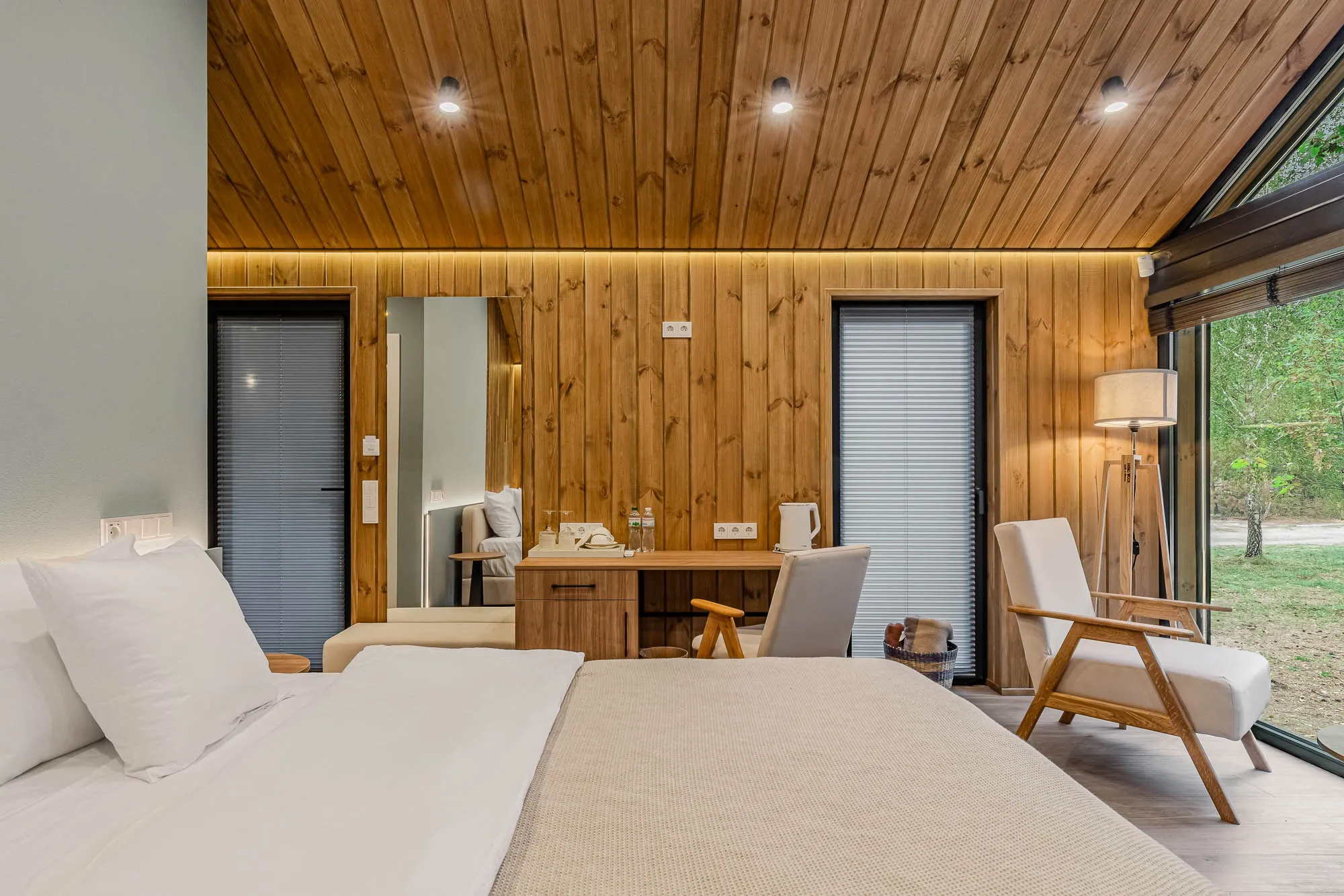 Лоджія. Вид зсередини на ліжко