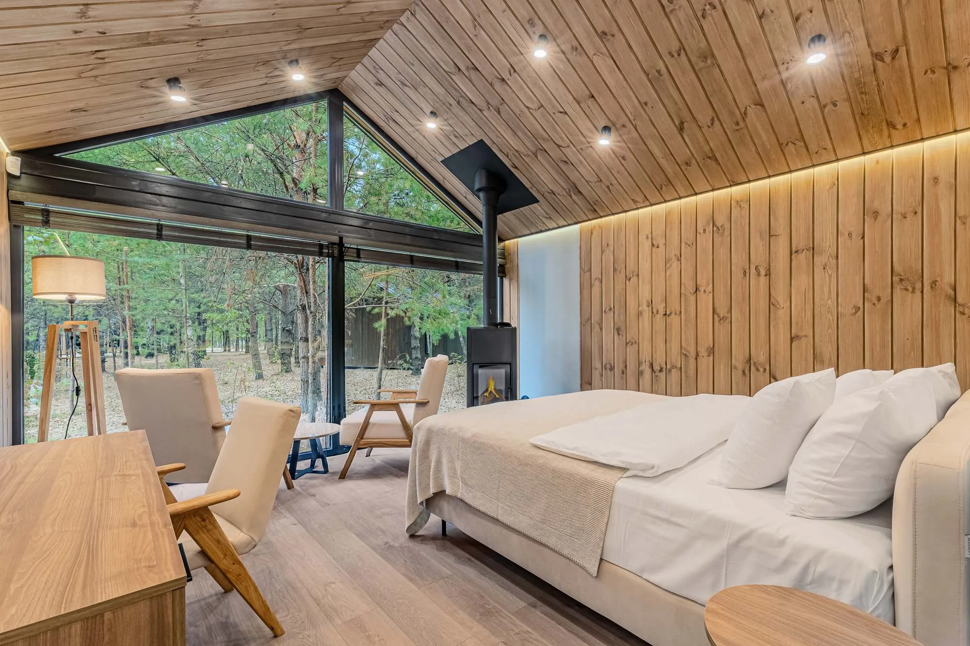 Лоджія зсередини з відкритими вікнами